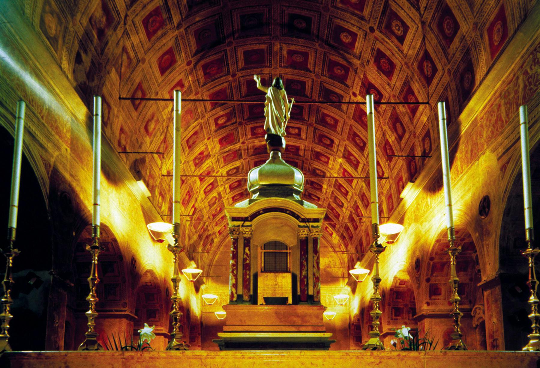 <p>Аббатство Магуццано &#8211; коммуна Лонато (провинция Брешиа), освещение Церкви Санта-Мария-Ассунта</p>
