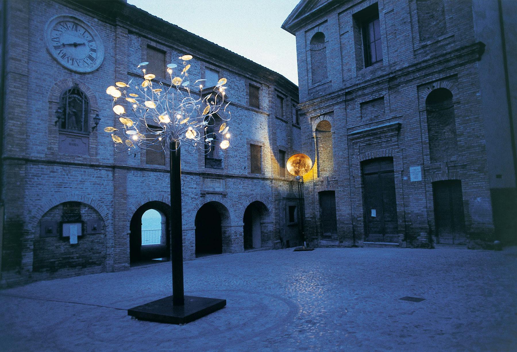 <p>Ascoli Piceno, Grottammare, Piazza Peretti: Rieseninstallation „Albero della Luce d&#8217;Oro“ und „O Sole mio gigante“</p>
