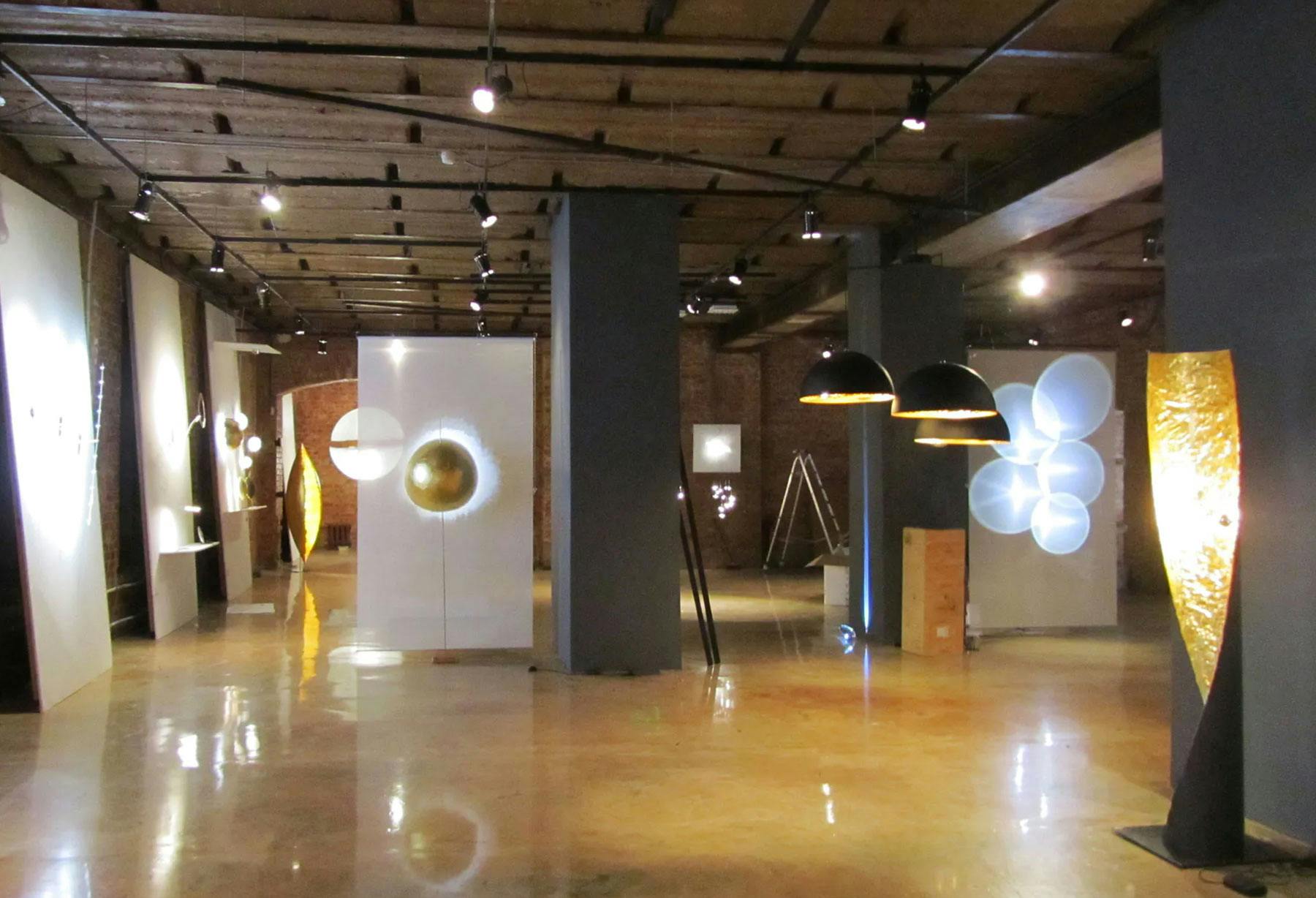 <p>Enzo Catellani ist Ehrengast der Design Gallery in St. Petersburg, wo er vor zahlreichen Journalisten, Vertretern der großen, auf die Möbelbranche spezialisierten Zeitschriften und einigen russischen Fernsehsendern in einer eindrucksvollen Kulisse die Kollektion „Eco-Logic Light“ präsentierte.</p>
