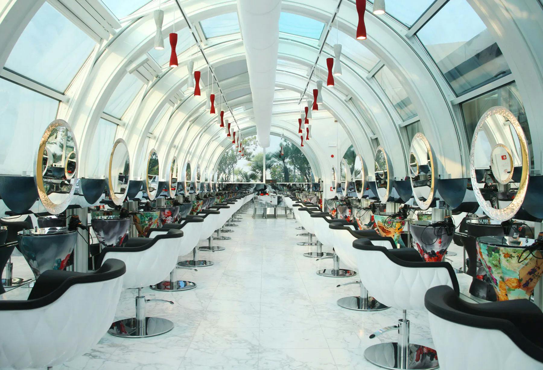 <p>Сотрудничество с ательером Альдо Коппола продолжилось, и снова в Милане, в новом салоне в галерее «La Rinascente». По этому случаю, помимо других моделей, представленных в Лугано, появилась подвесная модель «Dress My Beauty», разработанная архитектором Антоном Кобринцом.</p>
