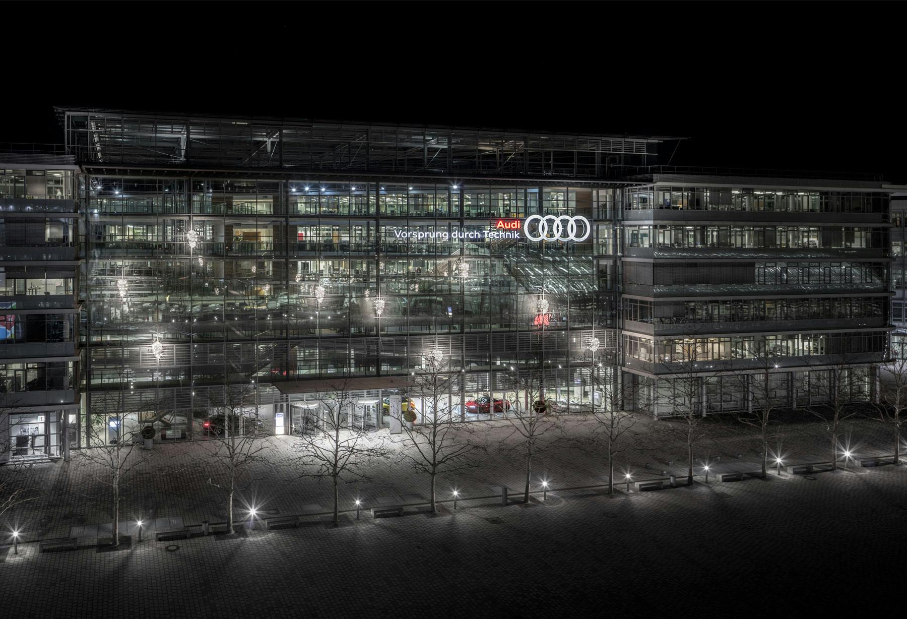 <p>Allemagne &#8211; Ingolstadt, Audi Forum : installation extérieure de « Fil de Fer Cascata »</p>
